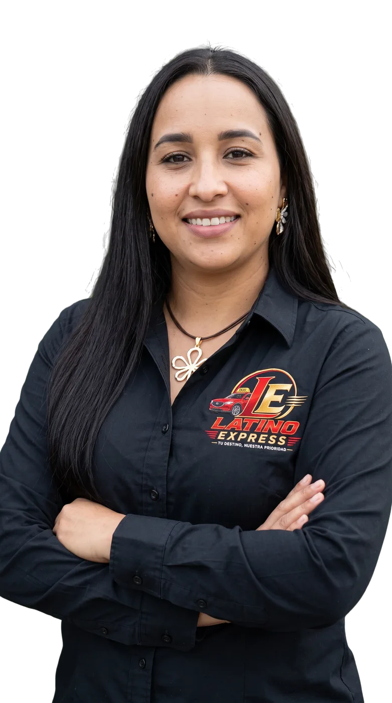 Luisa, fundadora de Latino Express, con la camisa negra del uniforme y el logo bordado